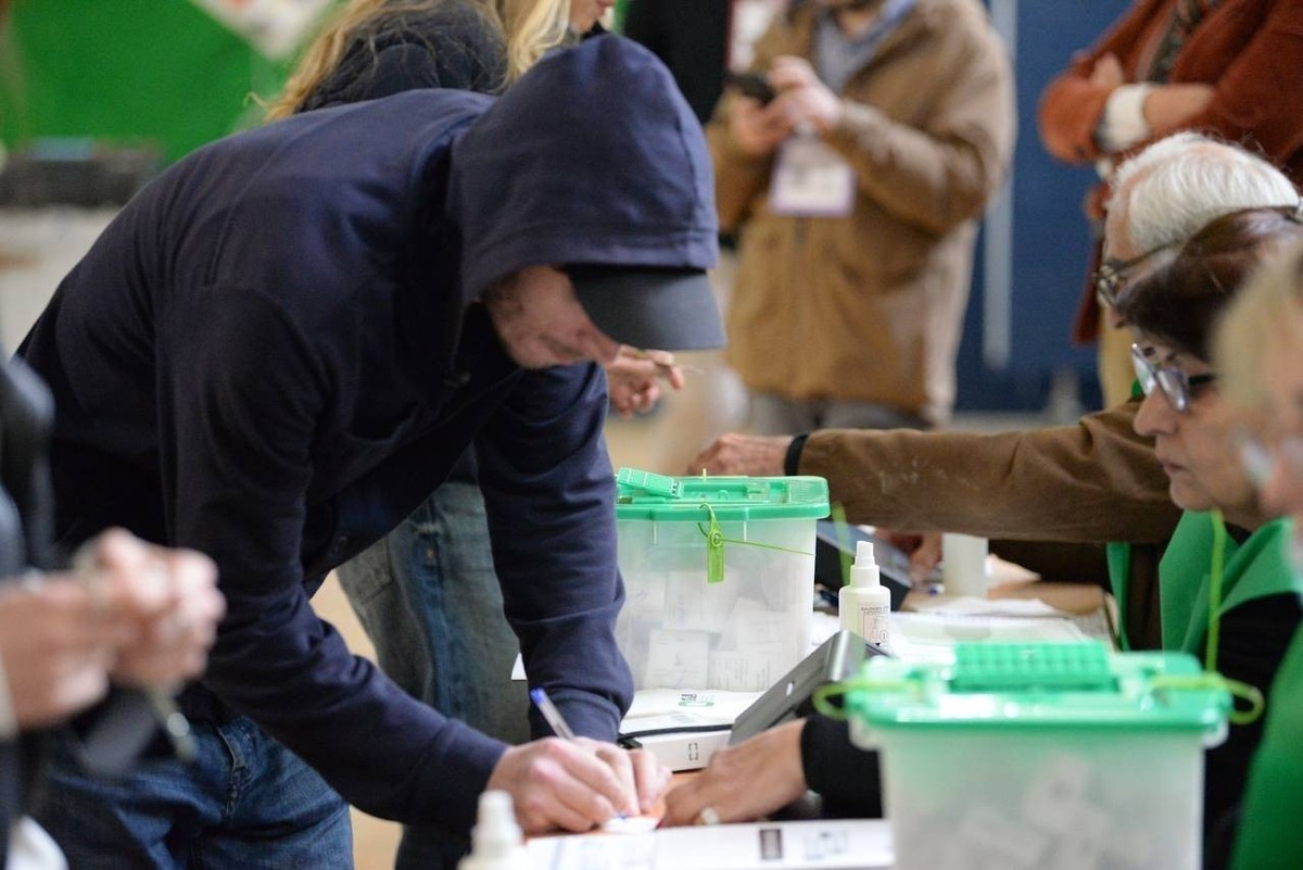 Des électeurs votent dans un bureau de vote à Tbilissi, en Géorgie, lors des élections parlementaires du 27 octobre 2024. PUBLICATIONxINxGERxSUIxAUTxESTxLTUxLATxNORxSWExDENxNEDxPOLxUKxONLY Copyright:  ...