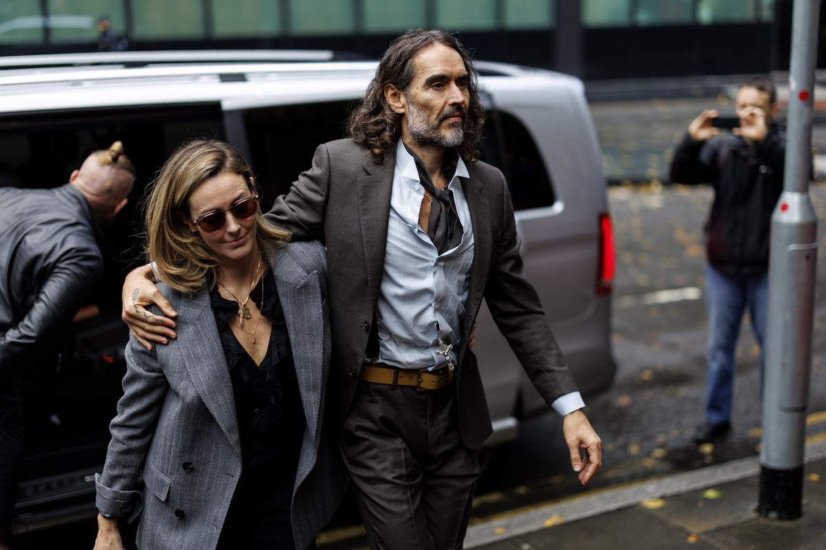 epa13334178 British comedian and actor Russell Brand (R) arrives at Southwark Crown Court with his wife Laura Brand (L) in London, Britain, 27 October 2026. Brand faces trial on rape and sexual assaul ...