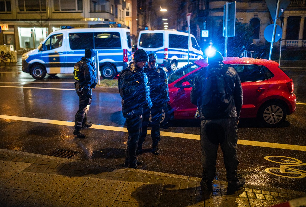 10.03.2023, Baden-W�rttemberg, Karlsruhe: Polizeieinheiten stehen an einer Polizeiabsperrung nachdem es in einer Apotheke zu einer mutma�lichen Geiselnahme gekommen war. Die Geiselnahme in Karlsruhe i ...