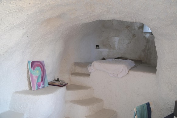 Die Meditations-Grotte 2010 mit schönem weissen Zement verputzt.