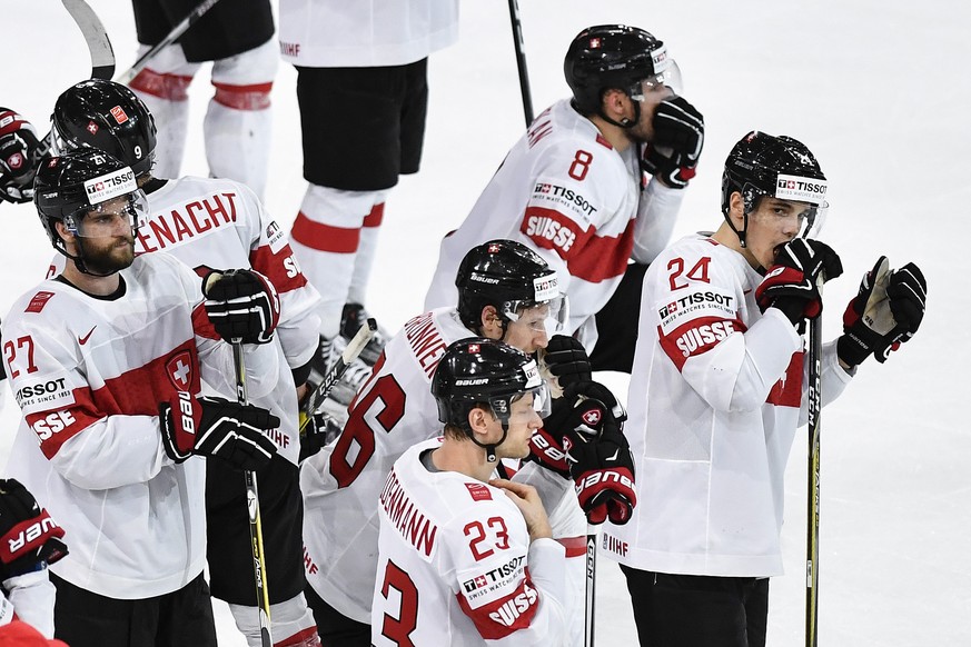 Switzerland’s player react after their Ice Hockey World Championship quarter final match between Switzerland and Sweden in Paris, France on Thursday, May 18, 2017. (KEYSTONE/Peter Schneider)
