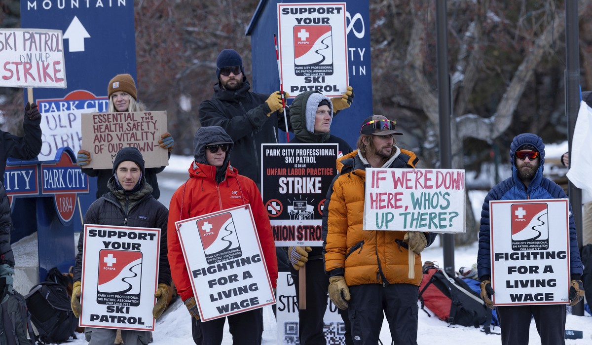 Park City Ski Patrol strike requesting livable wages in Park City, Utah, Tuesday, Jan 7. 2025, (AP Photo/Melissa Majchrzak)
Park City Ski Patrol