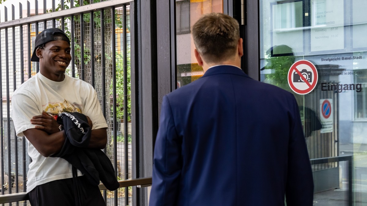 Der Fussballspieler Breel Embolo, links, und sein Anwalt, rechts, fotografiert am Mittwoch, 21. Juni 2023 beim Gericht fuer Strafsachen in Basel. (KEYSTONE/Patrick Straub)