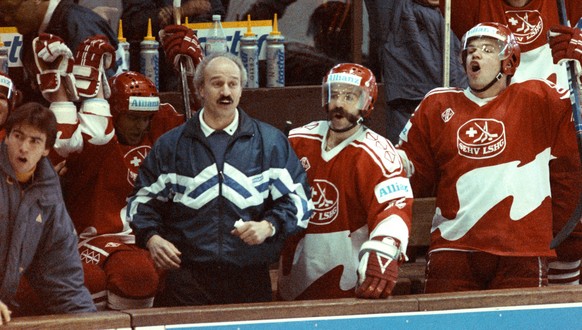 Trainer Simon Schenk und die Spieler der Schweizer Eishockey-Nationalmannschaft jubeln nach dem 4 zu 1 Sieg gegen Frankreich, aufgenommen am 8. April 1990 in Megeve bei der Eishockey-B-Weltmeisterscha ...