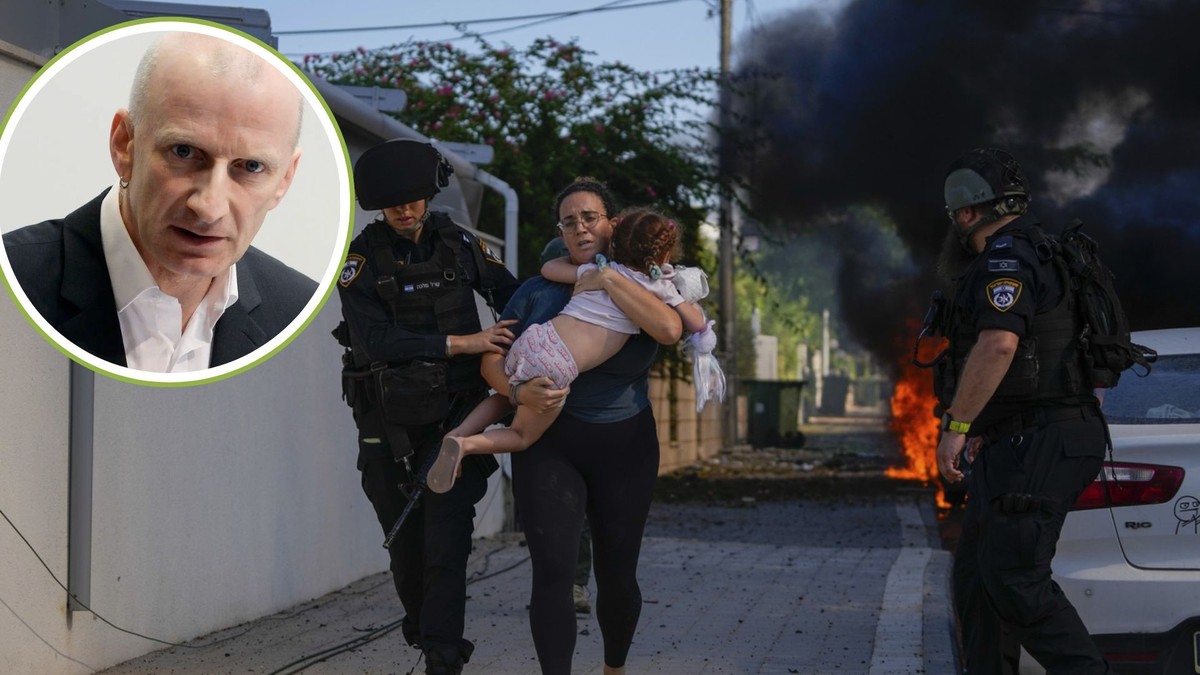 Des policiers israéliens évacuent une femme et un enfant d'un site touché par une roquette tirée depuis la bande de Gaza, à Ashkelon, dans le sud d'Israël, le samedi 7 octobre 2023.