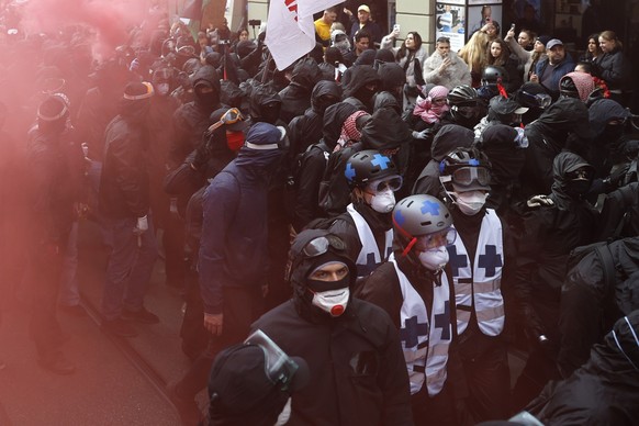 Masked People during an unauthorized rally in solidarity with the Palestinian people in Bern, Switzerland, 11 October 2025. (KEYSTONE/Peter Klaunzer)