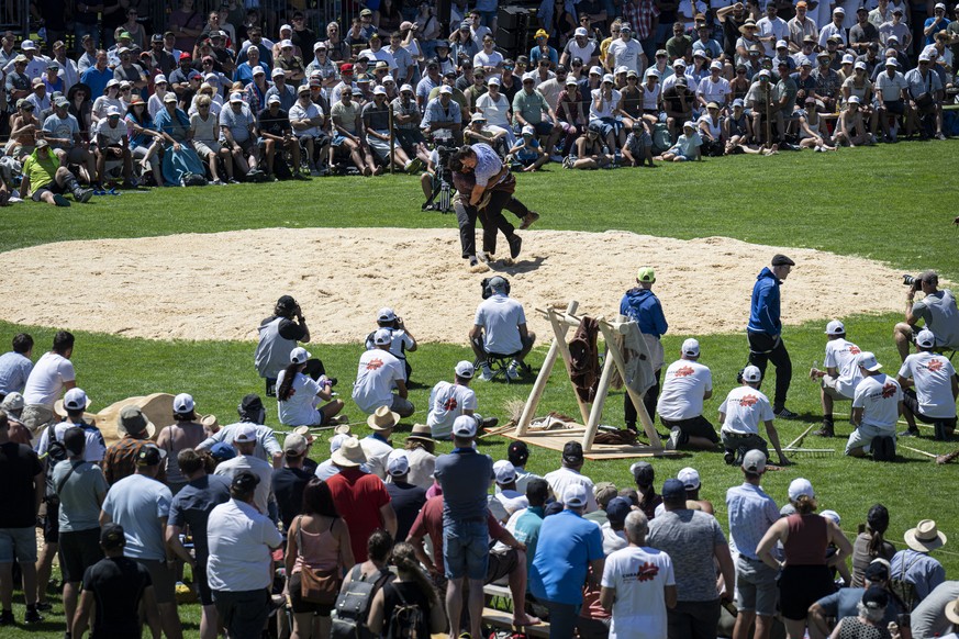 Werner Schlegel, rechts, gewinnt gegen Sinisha Luescher im vierten Gang am Nordostschweizerischen Schwingfest NOS, am Sonntag, 29. Juni 2025, in St. Gallen. (KEYSTONE/Gian Ehrenzeller)