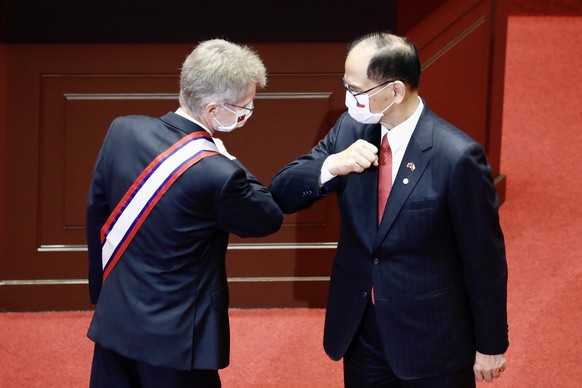 epa08638370 Czech Republic Senate President Milos Vystrcil (L) greets Taiwan Parliament President Yu Shyi-kun (R) before delivering his speech inside the Legislative Yuan chamber in Taipei, Taiwan, 01 ...