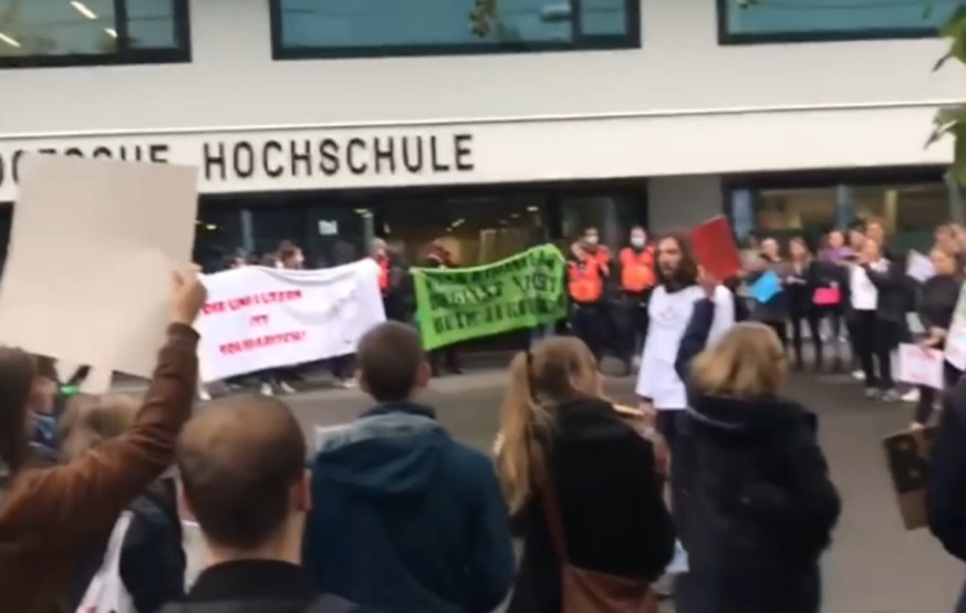 Mass-Voll-Co-Präsident Nicolas A. Rimoldi bei der Demo vor der PH Luzern.