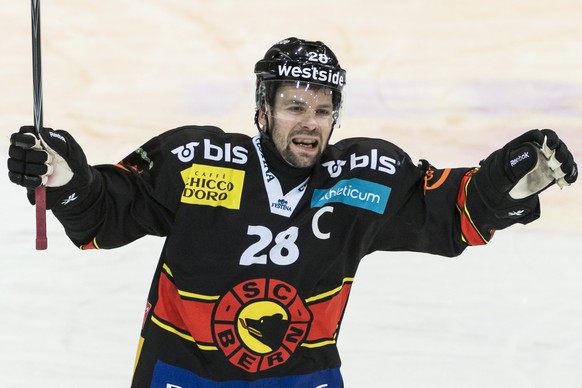 ARCHIVBILD ZUR MELDUNG DES SC BERN ZUM VERZICHT AUF EINE VERTRAGSVERLAENGERUNG MIT MARTIN PLUESS, AM DONNERSTAG, 16. FEBRUAR 2017 ---- Captain Martin Pluess freut sich ueber ein Tor im zweiten Playoff ...