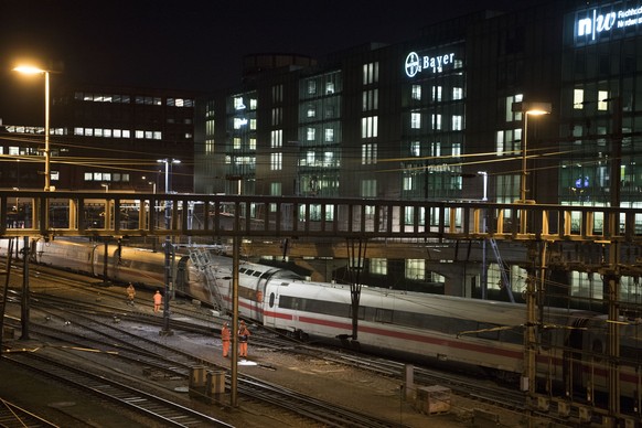 A derailed ICE train stands at the entry of the Basel train station, in Basel, Switzerland, on Wednesday, November 29, 2017. (KEYSTONE/Georgios Kefalas)