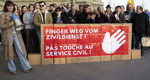 Sympathisantinnen und Sympathisanten applaudieren ueber die Schachteln mit den gesammelten Unterschriften, bei der Einreichung der gesammelten Unterschriften fuer ein Referendum gegen das Zivildienstg ...