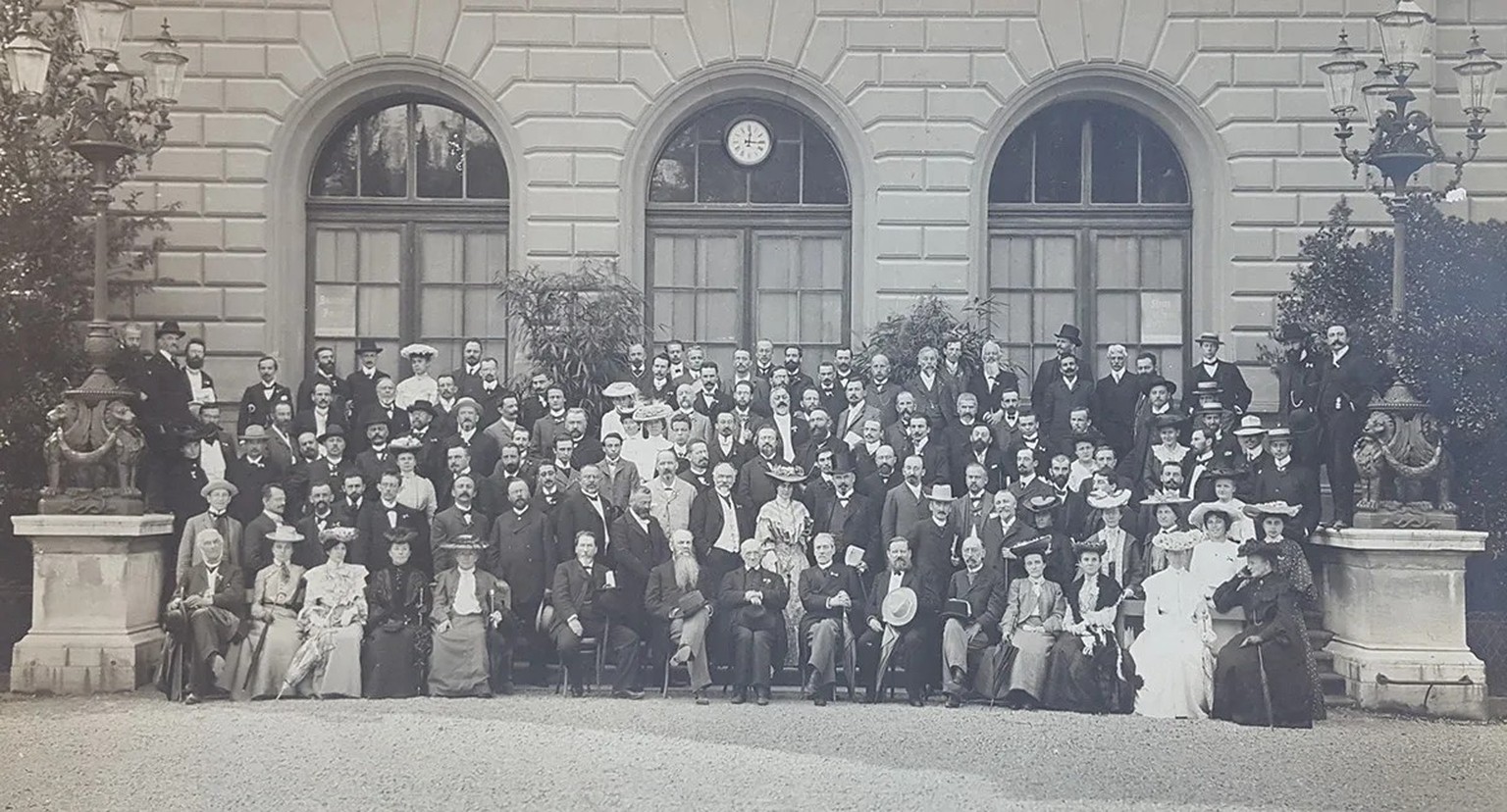 Gruppenfoto der Kongressteilnehmenden von 1904. Anna Tumarkin ist die Fünfte von rechts in der zweiten Reihe (dunkles Kleid und Strohhut).