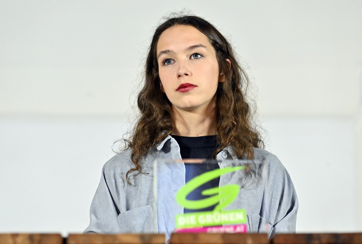 ABD0111_20240517 - WIEN - �STERREICH: Die Spitzenkandidatin der Gr�nen f�r die EU-Wahl, Lena Schilling, am Freitag, 17. Mai 2024, im Rahmen einer Pressekonferenz anl. der "Plakatpr�sentation - 2. ...