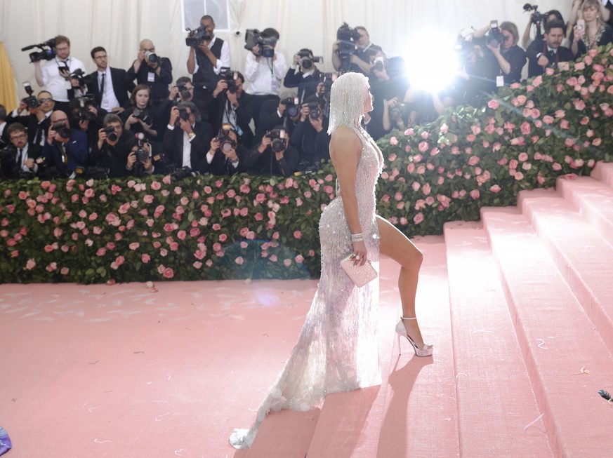 epa07552399 Jennifer Lopez arrives on the red carpet for the 2019 Met Gala, the annual benefit for the Metropolitan Museum of Art's Costume Institute, in New York, New York, USA, 06 May 2019. The ...