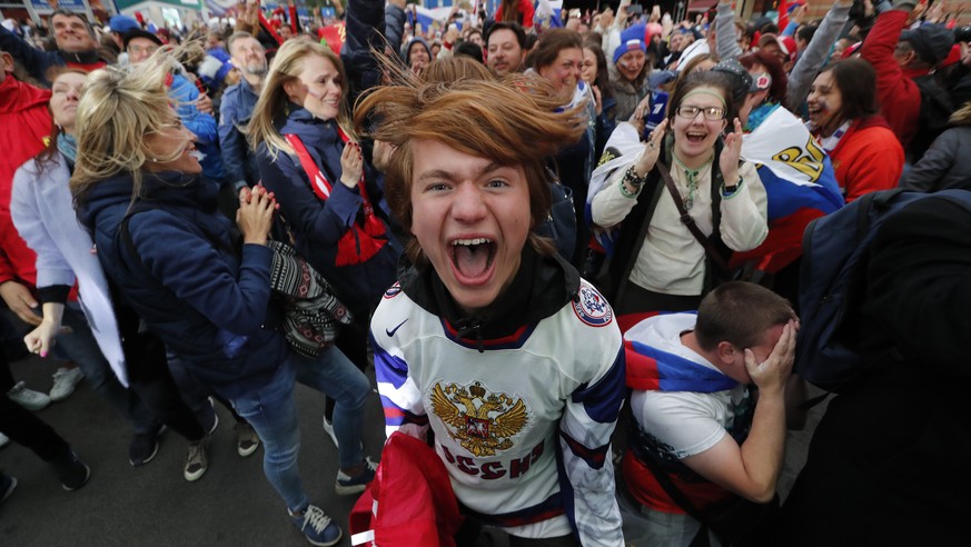 epaselect epa06856089 Russian fans celebrate the victory of the Russian team in the FIFA World Cup 2018 round of 16 soccer match between Russia and Spain in St. Petersburg, Russia 01 July 2018. EPA/AN ...