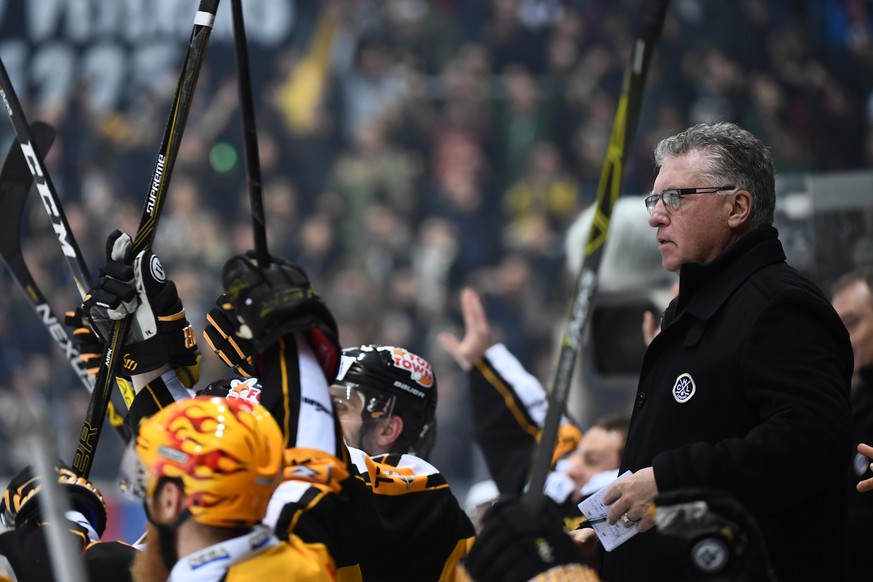 Luganos Trainer Doug Shedden schaut auf das Eis beim Eishockeyspiel der National League A zwischen dem HC Lugano und dem HC Ambri Piotta, in der Resega Eishalle in Lugano, am Montag, 21. November 2016 ...