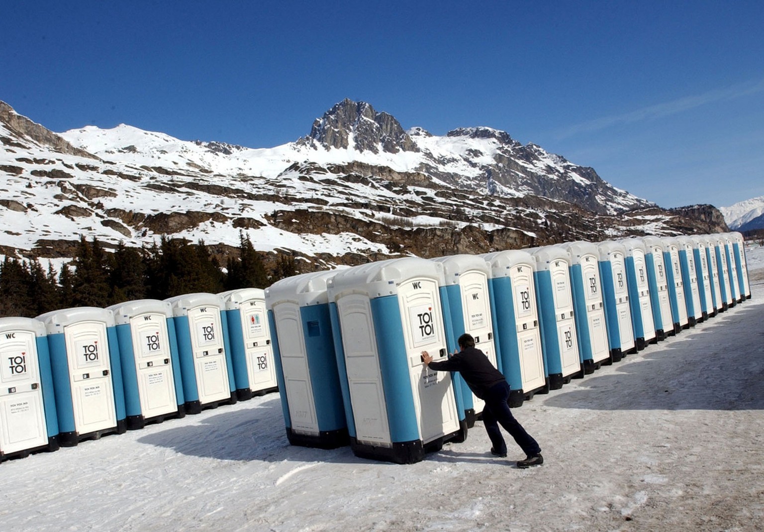 Auch daran muss gedacht werden - Einige Dutzend WC-Haeuser stehen am Samstag, 8. Maerz 2003, im Startareal des Engadiner Skimarathons in Maloja. (KEYSTONE/Steffen Schmidt)
