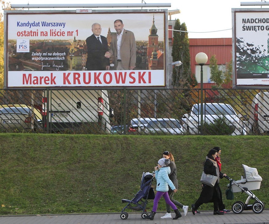 Politiker der Konservativen Partei Recht und Gerechtigkeit: Marek Krukowski und Jaroslaw Kaczynski (links) auf einem Plakat in Warschau.
