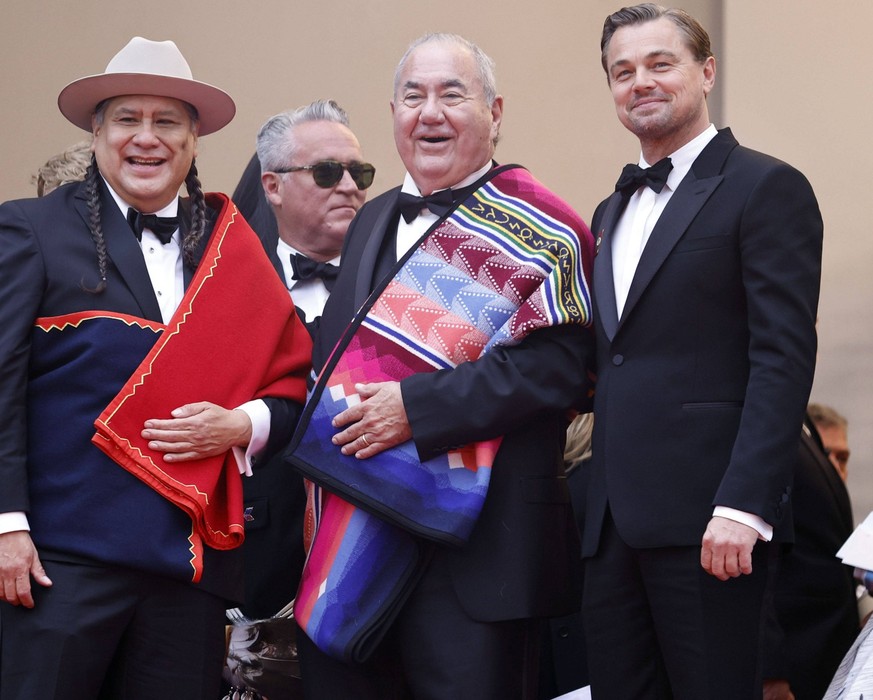 Tim Cook, Yancey Red Corn, Chief Standing Bear und Leonardo DiCaprio bei der Premiere des Kinofilms Killers of the Flower Moon auf dem Festival de Cannes 2023 / 76. Internationale Filmfestspiele von C ...