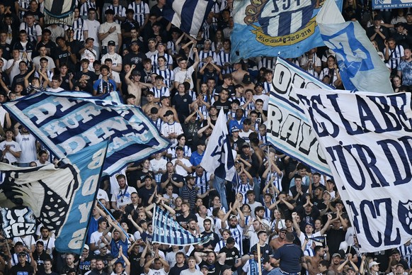 FCZ Fans beim Fussballspiel der Super League FC Zuerich gegen den FC Thun im Stadion Letzigrund in Zuerich am Samstag, 23. August 2025. (KEYSTONE/Walter Bieri )