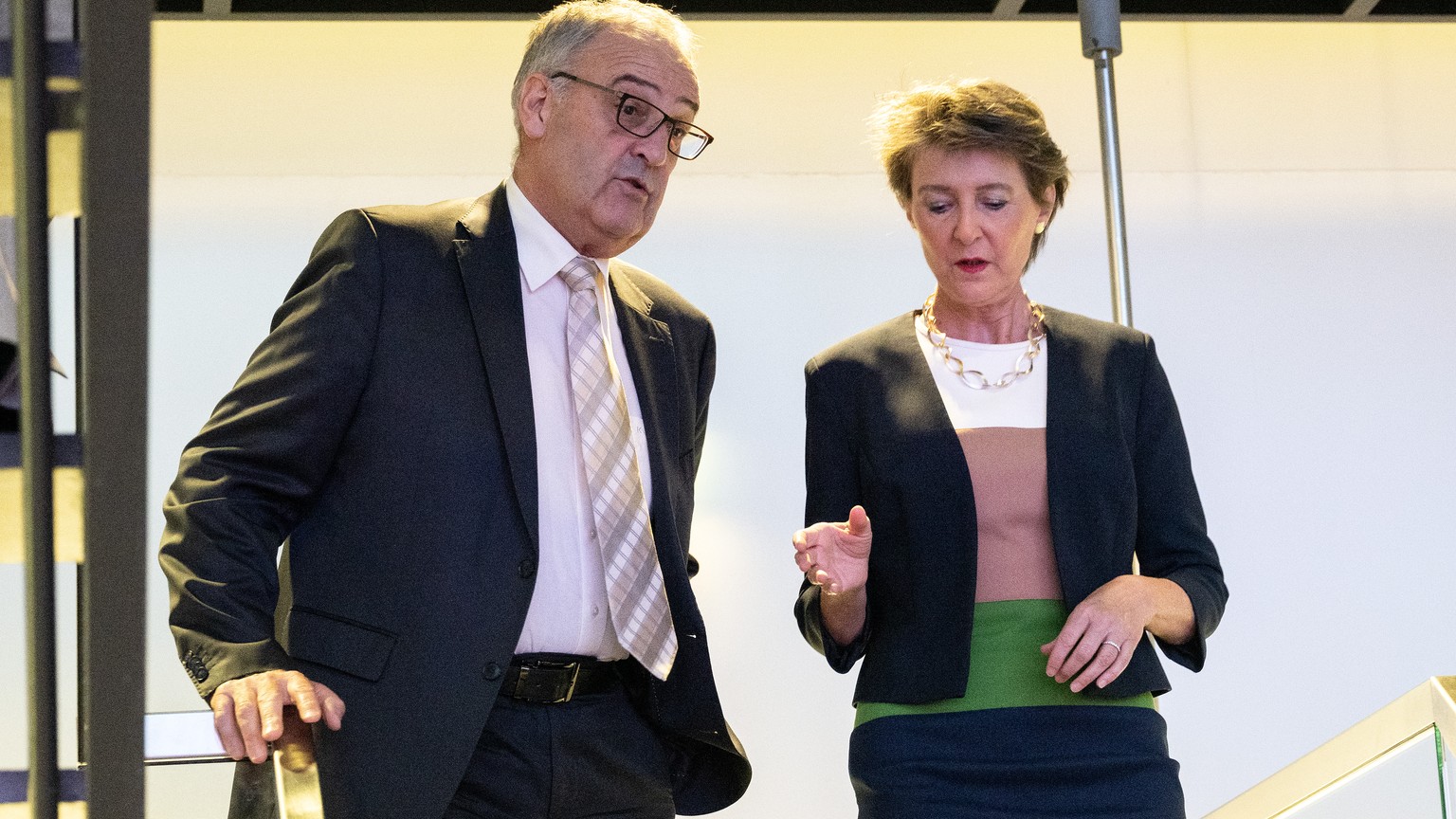 Bundesraetin Simonetta Sommaruga, rechts, und Bundesrat Guy Parmelin erscheinen an einer Medienkonferenz ueber Gasreserve 2022 / 2023 und Vorbereitungsmassnahmen f