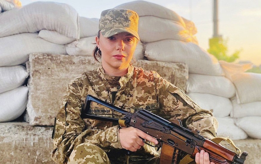 Die Ballerina Olesia Vorotnyk, bewaffnet mit einer Kalaschnikow.