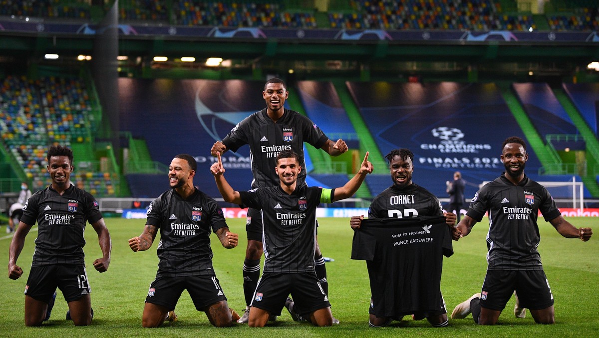 epa08606417 Players of Lyon celebrate winning the UEFA Champions League quarter final match between Manchester City and Olympique Lyon in Lisbon, Portugal, 15 August 2020. EPA/Franck Fife / POOL