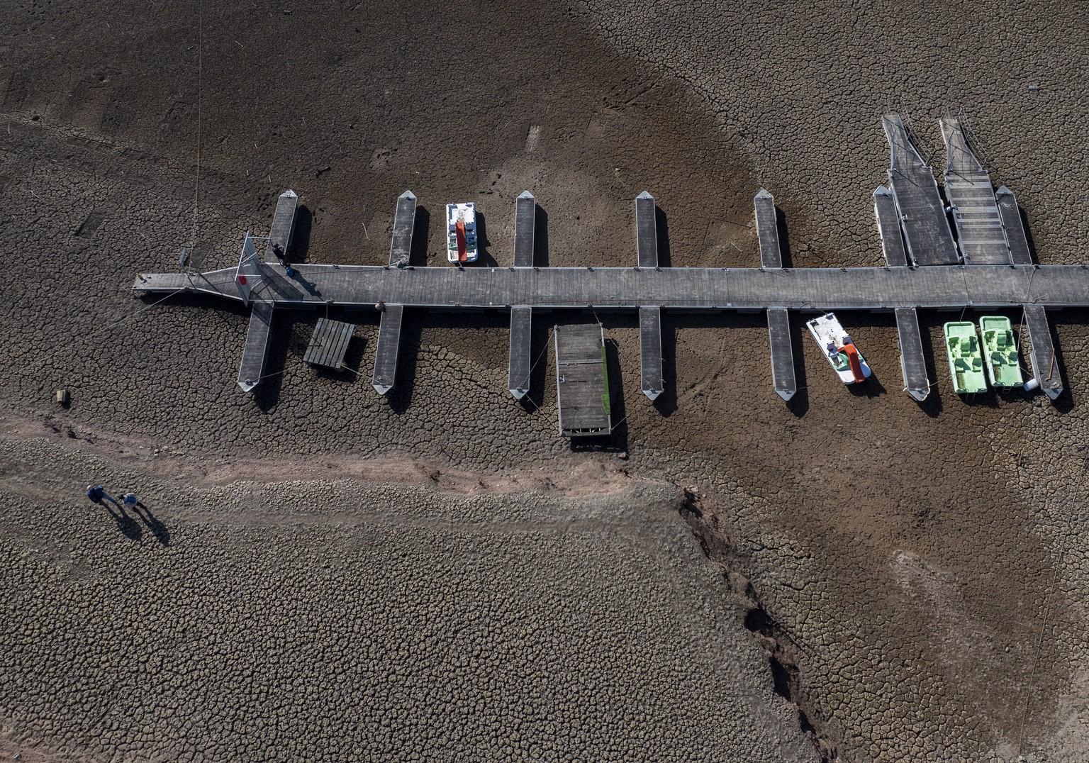A pontoon where recreational boats moor lies on the dry, cracked ground of the Sau reservoir, which is at only 5% of its capacity, in Vilanova de Sau, about 100 km north of Barcelona, ​​​​Spain, F.. .