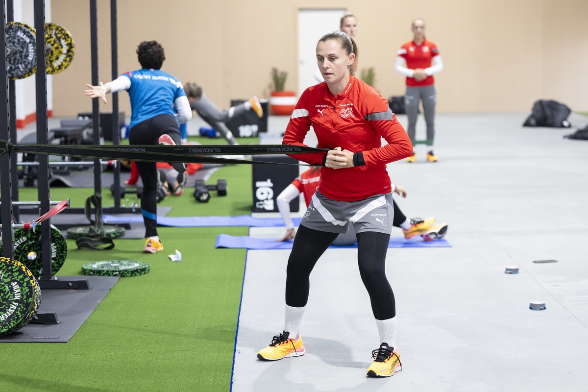 Switzerland's Noelle Maritz attends an activation session before a training session on the training ground Tahuna Park in Dunedin, New Zealand on Tuesday July 18, 2023. (KEYSTONE/Michael Buholzer ...