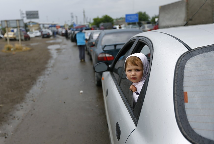 Ukrainer wollen ihr Land verlassen. Stau an der Grenze.