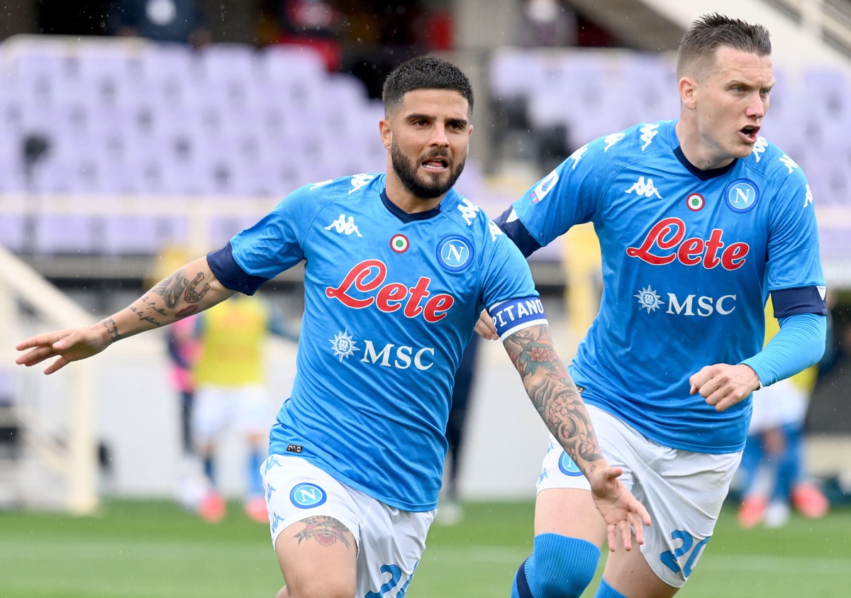 epa09203878 Napoli's forward Lorenzo Insigne (L) celebrates after scoring during the Italian Serie A soccer match between ACF Fiorentina and SSC Napoli at the Artemio Franchi stadium in Florence, ...
