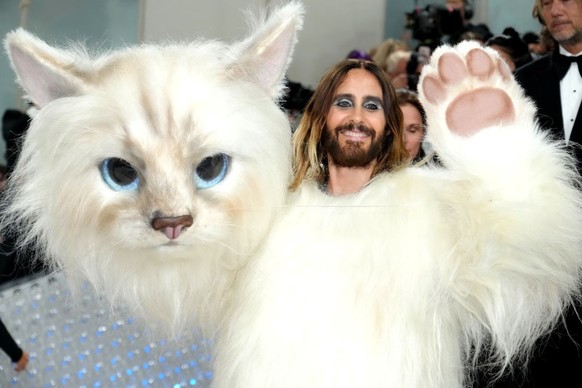 NEW YORK, NEW YORK - MAY 01: Jared Leto, dressed as Choupette, attends the 2023 Met Gala Celebrating &quot;Karl Lagerfeld: A Line Of Beauty&quot; at Metropolitan Museum of Art on May 01, 2023 in New Y ...
