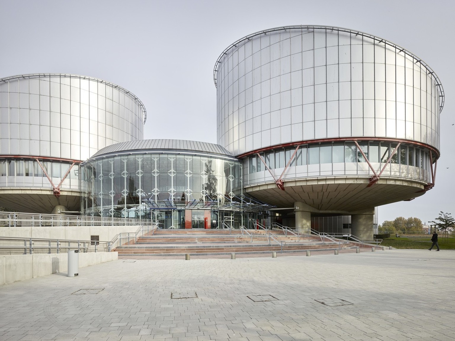 Exterior view of the European Court of Human Justice, ECHR, with the Grand Chamber, right, and (Small) Chamber, left, in Strasbourg, France, on October 24, 2018. (KEYSTONE/Christian Beutler)