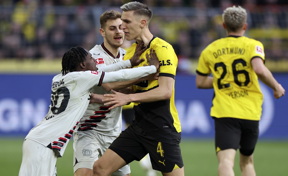 epa11292366 Dortmund's Nico Schlotterbeck (R) and Leverkusen's Jeremie Frimpong (L) react during the German Bundesliga soccer match between Borussia Dortmund and Bayer 04 Leverkusen in Dortm ...