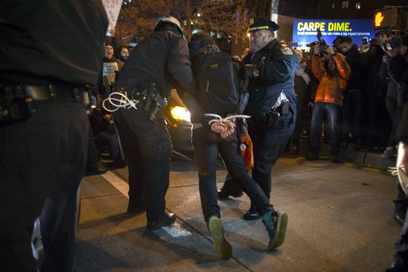 Die Polizei in New York nahm Demonstranten fest, die den Eingang zum Holland Tunnel blockierten.