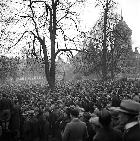 Arbeitslosenversammlung in den 30er Jahren auf dem Zürcher Platzspitz: Die grosse Weltwirtschaftskrise der dreissiger Jahre hatte die Schweiz mit Verspätung erfasst und erreichte 1936 ihren Höhepunkt.