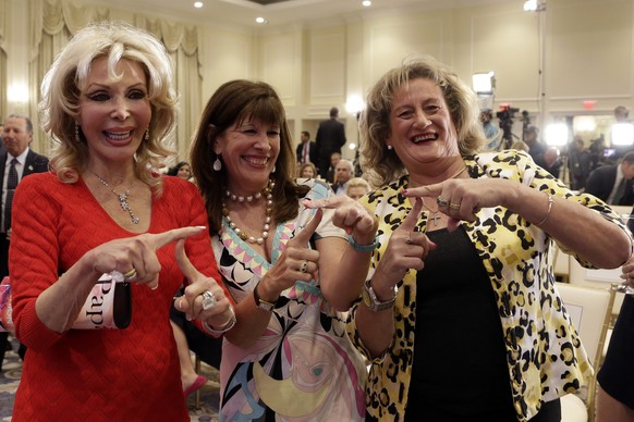 Richtig geraten, es sollte «Trump» heissen. Anhängerinnen des populistischen Präsidentschaftskandidaten in Florida.&nbsp;