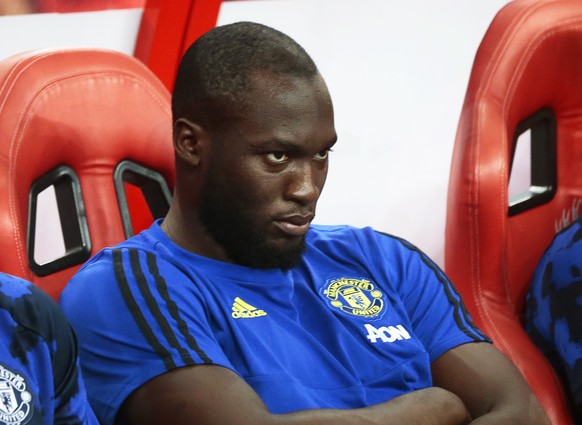 epa07729279 Manchester United&#039;s Romelu Lukaku sits on the bench during the International Champions Cup soccer match between Manchester United and Inter Milan at the National Stadium in Singapore, ...