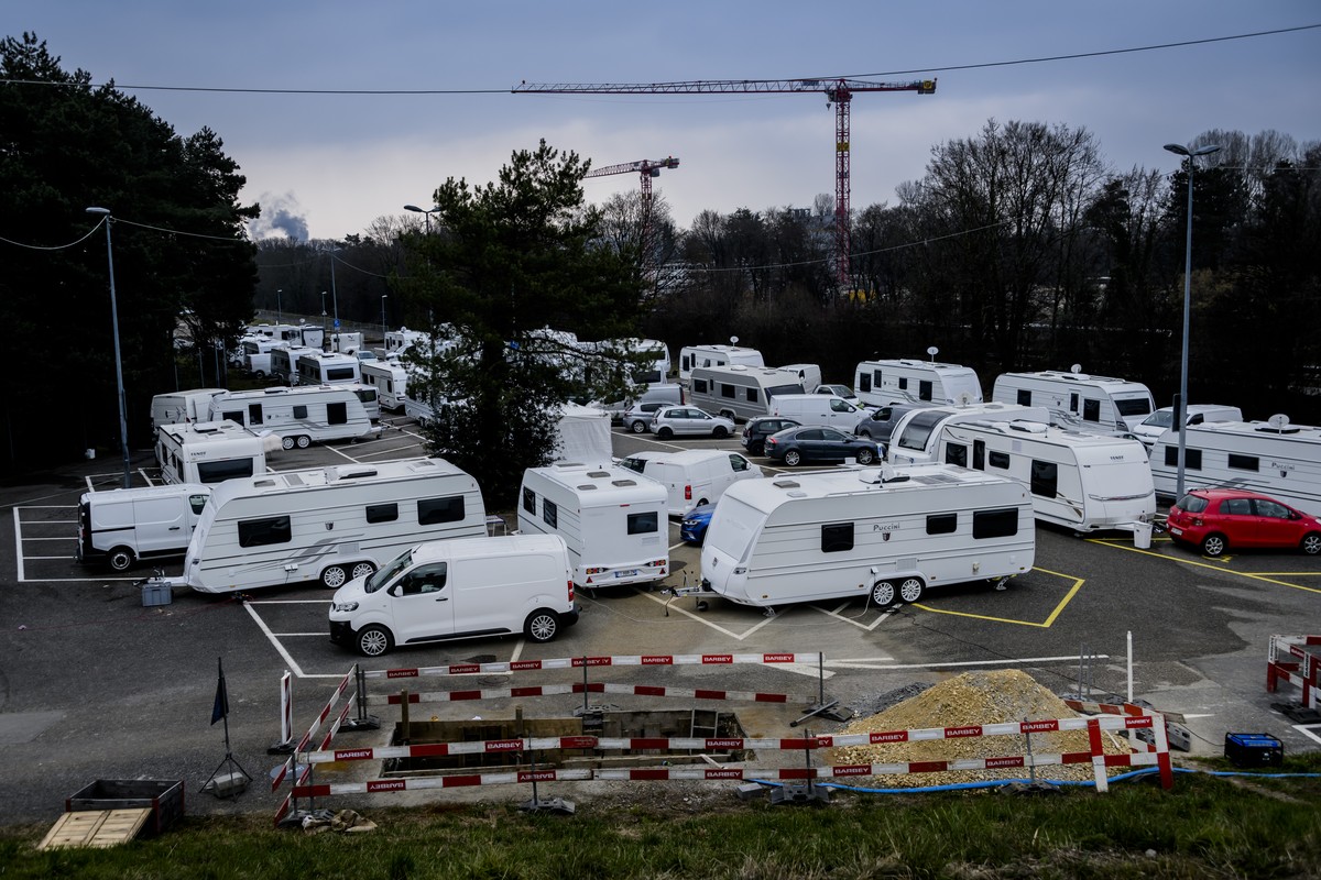 Un groupe de gens du voyage avec des caravanes en provenance de France stationnent sur un parking, à Lausanne.