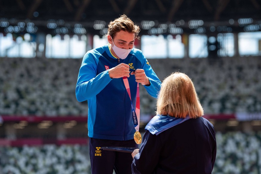 210804 Armand Duplantis of Sweden at the medal ceremony after men s pole vault final during day 12 of the Tokyo 2020 Olympic Games, Olympische Spiele, Olympia, OS on August 4, 2021 in Tokyo. Photo: Ve ...