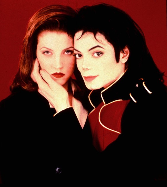 032677.MAD AND BAD AT 40.LISA MARIE PRESLEY AND MICHAEL JACKSON.PHOTO BY:/GLOBE PHOTOS, INC PUBLICATIONxINxGERxSUIxAUTxONLY - ZUMAG49_20090625_zaf_g49_136