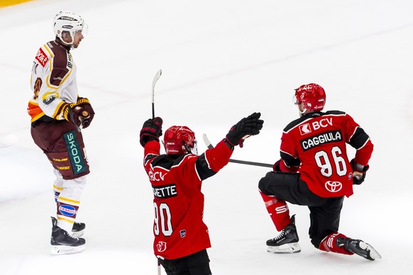 Drake Caggiula (LHC), droite, fete son but avec son coequipier avec Theo Rochette (LHC), centre, apres avoir inscrit le 3:1, lors de l'Acte 2 des quarts de finale des play-offs du championnat sui ...