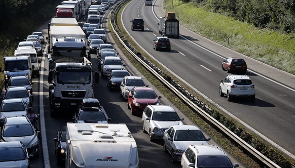 ZUR MELDUNG DER VERDOPPELUNG DER STAUSTUNDEN AUF SCHWEIZER AUTOBAHNEN INNERT FUENF JAHEREN STELLEN WIR IHNEN FOLGENDES BILDMATERIAL ZUR VERFUEGUNG --- Die Zahl der Staustunden auf den Schweizer Autoba ...