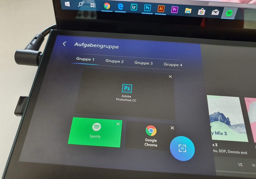 Per Klick auf «Gruppe 1» wird hier im oberen Display Photoshop, im unten Spotify und Chrome gestartet.