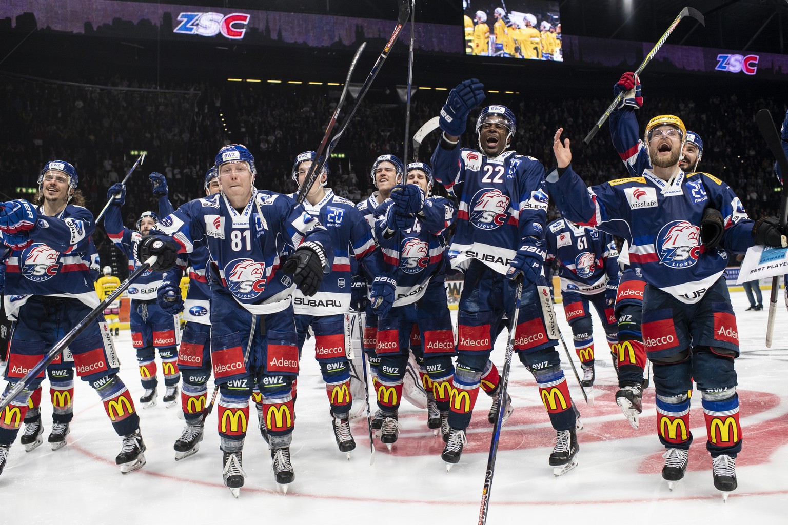 Die Zuercher jubeln nach der Nachspielzeit am dem sechsten Eishockey Playoff-Halbfinalspiel der National League zwischen den ZSC Lions und dem SC Bern am Samstag, 7. April 2018, im Zuercher Hallenstad ...