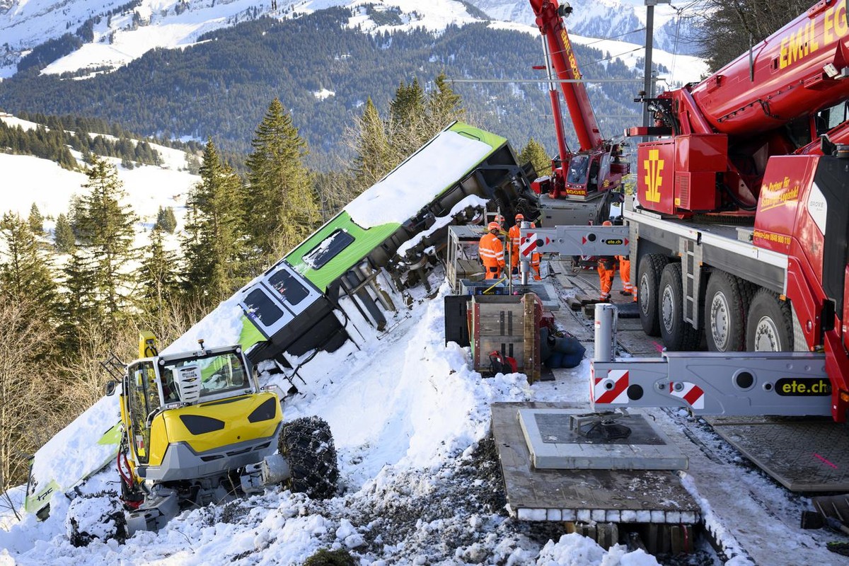 Deux grues se preparent a soulever le wagon du train accidente, pesant 25 tonnes, des Transports publics du Chablais, TPC, lors des travaux de levage et de remise sur rails de la rame du train acciden ...