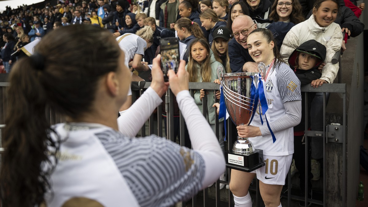 Zuerichs Rahel Moser freut sich mit dem Pokal im Fussball Cupfinal FC Zuerich Frauen gegen den Grasshopper Club Zuerich im Letzigrund, am Samstag, 30. April 2022 in Zuerich. (KEYSTONE/Ennio Leanza)
