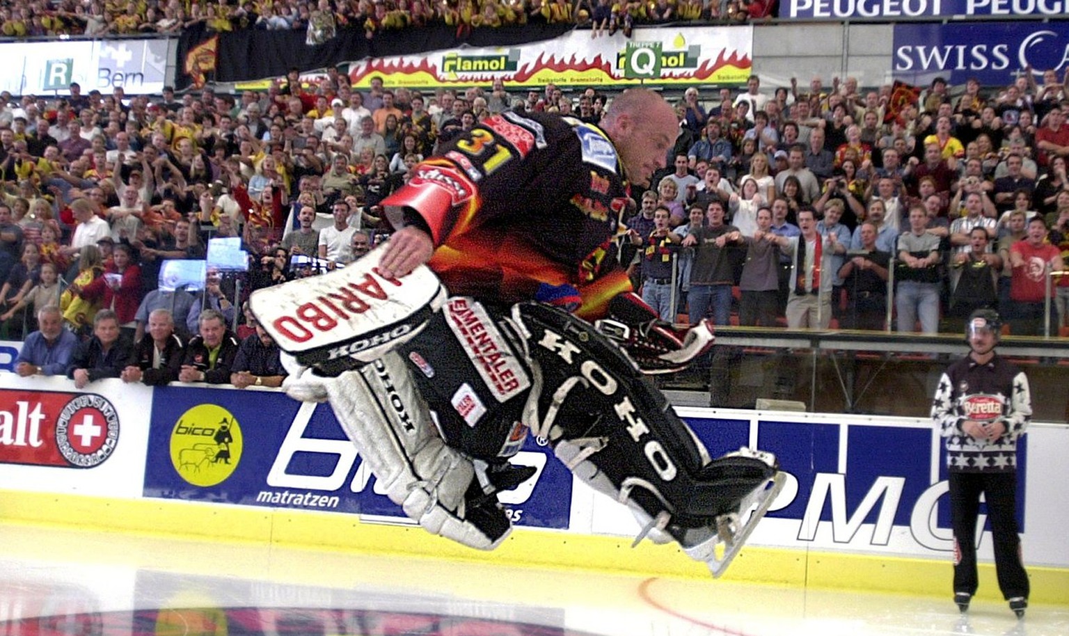 Der scheidende SCB Torhueter Renato Tosio bei seinem bekannten Luftsprung auf dem Eis, an seinem letzten Eishockeyspiel Tosio All Stars gegen den SCB, am Sonntag, 2. September 2001 im Allmendstadion i ...