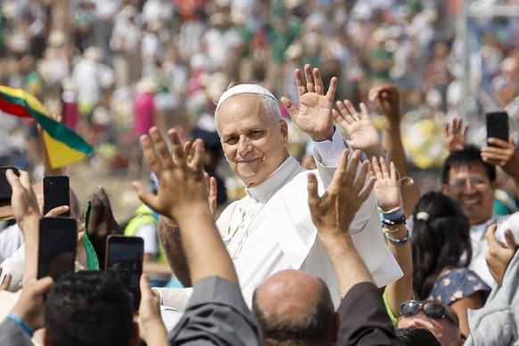epa12281018 Pope Leo XIV greets the faithful during a Holy Mass on the occasion of the Jubilee of Youth, at Tor Vergata in Rome, Italy, 03 August 2025. EPA/FABIO FRUSTACI